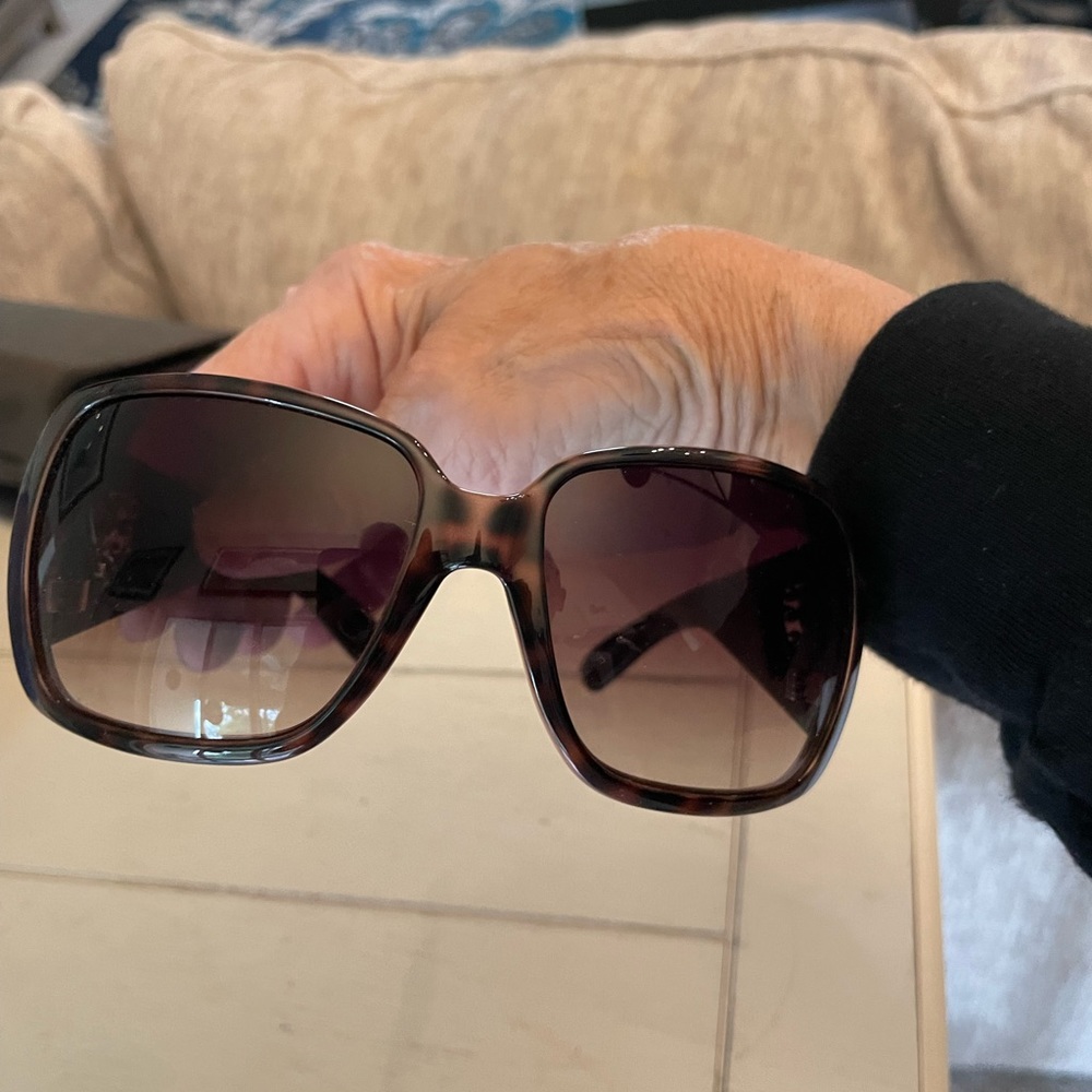 Beautiful Gucci sunglasses-excellent condition!